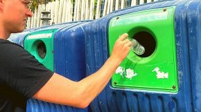 Je trie mes déchets. Avec les problématiques liées au traitement des déchets (pollution de l’air due à l’incinération ou l’enfouissement des ordures ménagères), il est important d’adopter le bon geste de recycler !