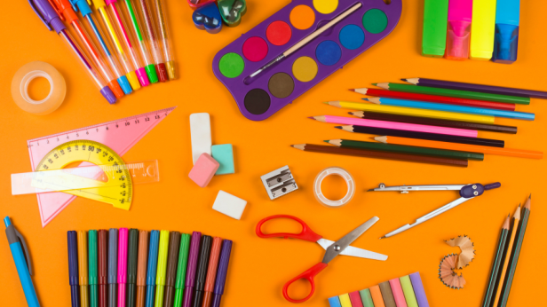 Je privilégie les fournitures scolaires les plus simples et les moins odorantes. Je pense également à les choisir avec des labels écologiques. 