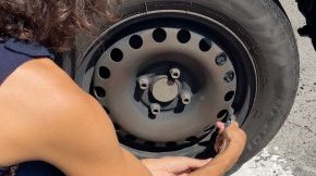 Je vérifie la pression et l’usure des pneus pour éviter une surconsommation de carburant et réduire les émissions de polluants. 