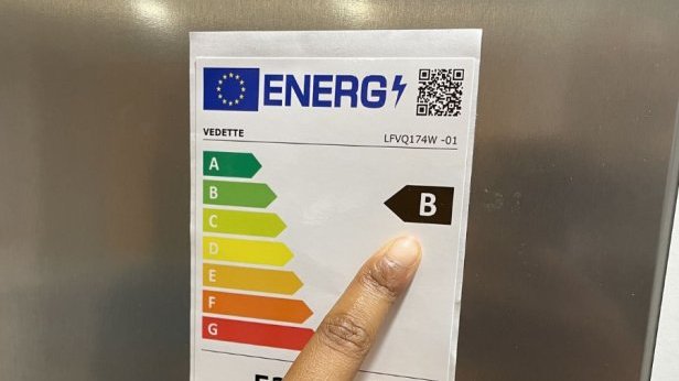 Je choisis des appareils électroménagers en regardant l’étiquette énergie ! Cette étiquette informe sur la consommation d’énergie lors de l’utilisation de l’appareil. 